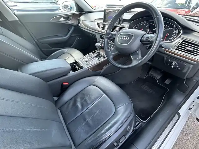 アウディ Ａ６ 2．8 FSI クワトロ 福島県 2013(平25)年 8.8万km グレイシアホワイトメタリック 4WD/純正ナビ（CD、SD、TV、DVD、BT、AM、FM）/クルーズコントロール/黒革シート/前席パワーシート (D席メモリ付)/全席シートヒーター/プッシュスタート/パーキングエイド/オートブレーキホールド/BOSEスピーカー/バックカメラ/アイドリングストップ/横滑り防止/LEDヘッドライト/オートライト/ウィンカーミラー/革巻ステアリング/ステアリングスイッチ/フロアマット/ETC/車外ドラレコ（ユピテル）