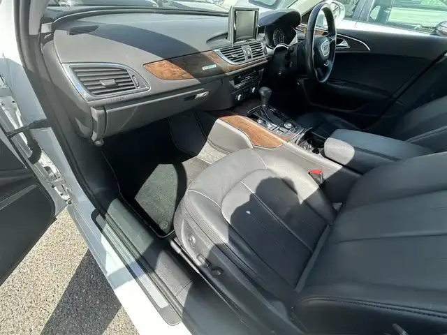 アウディ Ａ６ 2．8 FSI クワトロ 福島県 2013(平25)年 8.8万km グレイシアホワイトメタリック 4WD/純正ナビ（CD、SD、TV、DVD、BT、AM、FM）/クルーズコントロール/黒革シート/前席パワーシート (D席メモリ付)/全席シートヒーター/プッシュスタート/パーキングエイド/オートブレーキホールド/BOSEスピーカー/バックカメラ/アイドリングストップ/横滑り防止/LEDヘッドライト/オートライト/ウィンカーミラー/革巻ステアリング/ステアリングスイッチ/フロアマット/ETC/車外ドラレコ（ユピテル）