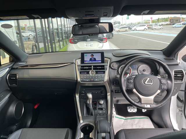 レクサス ＮＸ 200t Fスポーツ 愛知県 2016(平28)年 5万km ホワイトノーヴァガラスフレーク 純正ナビ/三眼LEDヘッドライト/ガラスルーフ/レーダークルーズコントロール/シートヒーター/バックカメラ/電動リアゲート/パワーシート/ヘッドアップディスプレイ/コーナーセンサー/純正アルミホイール/ブラインドスポットモニター/パドルシフト/ステアリングヒーター/オートマチックハイビーム/ETC/衝突軽減システム/フルセグ/CD DVD/Bluetooth/ステアリングスイッチ/スマートキー/プッシュスタート