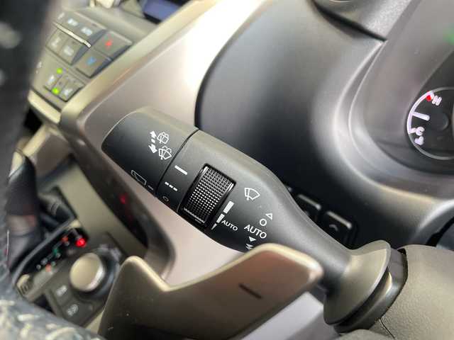 レクサス ＮＸ 200t Fスポーツ 愛知県 2016(平28)年 5万km ホワイトノーヴァガラスフレーク 純正ナビ/三眼LEDヘッドライト/ガラスルーフ/レーダークルーズコントロール/シートヒーター/バックカメラ/電動リアゲート/パワーシート/ヘッドアップディスプレイ/コーナーセンサー/純正アルミホイール/ブラインドスポットモニター/パドルシフト/ステアリングヒーター/オートマチックハイビーム/ETC/衝突軽減システム/フルセグ/CD DVD/Bluetooth/ステアリングスイッチ/スマートキー/プッシュスタート