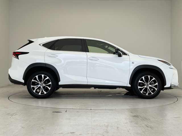 レクサス ＮＸ 200t Fスポーツ 愛知県 2016(平28)年 5万km ホワイトノーヴァガラスフレーク 純正ナビ/三眼LEDヘッドライト/ガラスルーフ/レーダークルーズコントロール/シートヒーター/バックカメラ/電動リアゲート/パワーシート/ヘッドアップディスプレイ/コーナーセンサー/純正アルミホイール/ブラインドスポットモニター/パドルシフト/ステアリングヒーター/オートマチックハイビーム/ETC/衝突軽減システム/フルセグ/CD DVD/Bluetooth/ステアリングスイッチ/スマートキー/プッシュスタート