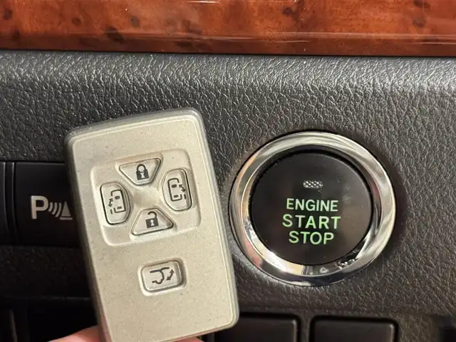 トヨタ ヴェルファイア 2．4Z プラチナセレクションⅡ 群馬県 2010(平22)年 8.3万km グレーメタリック 安全装備/・クリアランスソナー/・オートライト/・横滑り防止/純正7インチワイドナビ/・AM/FM/フルセグTV/・Bluetooth/SD/・CD/DVD/バックカメラ/両側電動スライドドア/サンルーフ/フリップダウンモニター/パワーバックドア/HIDヘッドライト/フォグランプ/ETC/純正フロアマット/スマートキー/プッシュスタート