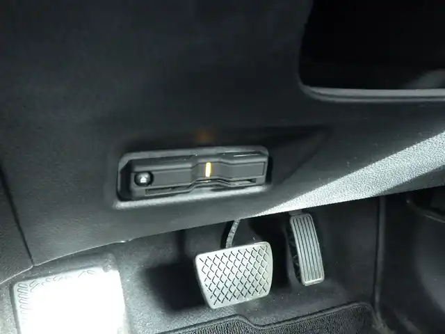 ホンダ フィット e:HEVネス 千葉県 2020(令2)年 4.5万km プラチナホワイトパール ホンダセンシング/・衝突軽減ブレーキ（CMBS）/・車線維持支援システム（LKAS）/・アダプティブクルーズコントロール（ACC）/・後方誤発進抑制機能/・誤発進抑制機能/純正SDナビ/地デジTV/【DVD/CD再生機能　Bluetooth接続】/バックカメラ/ドライブレコーダー（前後撮影）/ETC/LEDヘッドライト/ウインカーミラー/コーナーセンサー/純正15インチアルミホイル/サイド/カーテンエアバッグ/Honda スマートキー