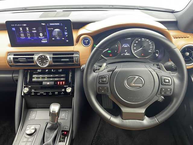 レクサス ＩＳ 300h 栃木県 2021(令3)年 2.3万km ソニッククォーツ 純正ナビ/(AM/FM/CD/DVD/Bluetooth/SD)/パノラミックビューモニター/ブラインドスポットモニター/レーダークルーズコントロール/パワーバックドア/前席シートヒーター/オートマチックハイビーム/ＥＴＣ/前後ドライブレコーダー/パワーシート/パドルシフト