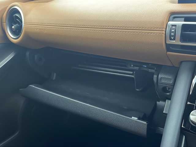 レクサス ＩＳ 300h 栃木県 2021(令3)年 2.3万km ソニッククォーツ 純正ナビ/(AM/FM/CD/DVD/Bluetooth/SD)/パノラミックビューモニター/ブラインドスポットモニター/レーダークルーズコントロール/パワーバックドア/前席シートヒーター/オートマチックハイビーム/ＥＴＣ/前後ドライブレコーダー/パワーシート/パドルシフト