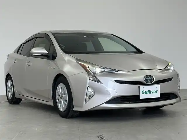 トヨタ プリウス S 愛知県 2016(平28)年 9.6万km スティールブロンドM ハイブリット/レーダークルーズコントロール/ビルトインETC/トヨタセーフティーセンス/社外SDナビ/フルセグTV/Bluetooth/ステアリングリモコン/AUTOハイビーム/レーンキープアシスト/横滑り防止装置/プッシュスタート/RS-R車高調