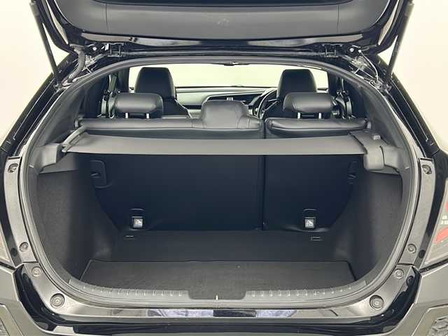 ホンダ シビック ハッチバック ホンダセンシング 宮城県 2018(平30)年 7.6万km クリスタルブラックパール ホンダセンシング/・衝突軽減ブレーキ/・レーンキープアシスト/・アダプティブクルーズコントロール/・オートハイビーム/サイドエアロ/純正7インチナビ/・CD.DVD.SD.BT.USB/フルセグTV/バックモニター/前席シートヒーター/革調シートカバー/パドルシフト/ステアリングスイッチ/ビルトインETC/LEDヘッドライト/LEDフォグランプ/シーケンシャルランプ/横滑り防止装置/ECONスイッチ/純正18インチAW