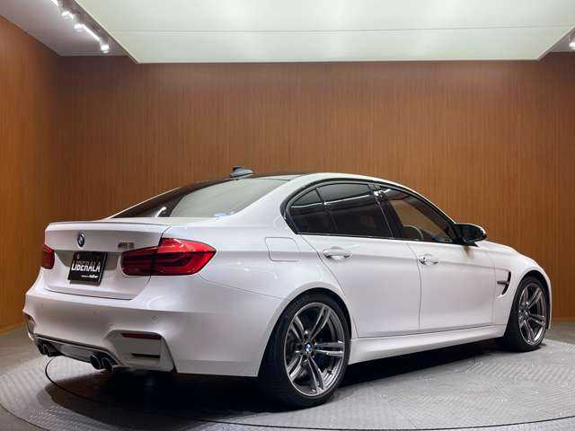 ＢＭＷ Ｍ３ 千葉県 2016(平28)年 2.6万km ミネラルホワイト 白革　/ｈａｒｍａｎｋａｒｄｏｎサウンド　/アダプティブＭサスペンション　/クルコン　/ナビ　/ＴＶ　/Ｂｌｕｅｔｏｏｔｈ接続　/Ｂカメラ　/シートヒーター　/電動シート　/衝突軽減Ｂ　/ＬＫＡ　/ＢＳＭ　/ＥＴＣ　/禁煙車