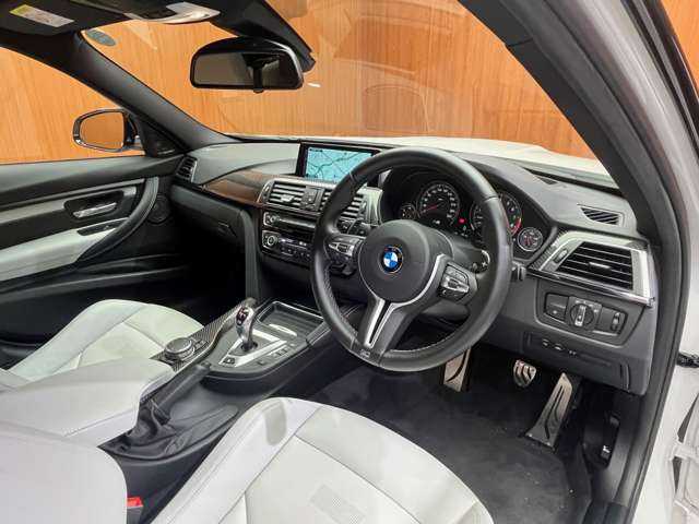 ＢＭＷ Ｍ３ 千葉県 2016(平28)年 2.6万km ミネラルホワイト 白革　/ｈａｒｍａｎｋａｒｄｏｎサウンド　/アダプティブＭサスペンション　/クルコン　/ナビ　/ＴＶ　/Ｂｌｕｅｔｏｏｔｈ接続　/Ｂカメラ　/シートヒーター　/電動シート　/衝突軽減Ｂ　/ＬＫＡ　/ＢＳＭ　/ＥＴＣ　/禁煙車