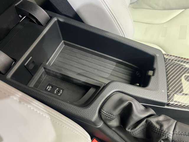 ＢＭＷ Ｍ３ 千葉県 2016(平28)年 2.6万km ミネラルホワイト 白革　/ｈａｒｍａｎｋａｒｄｏｎサウンド　/アダプティブＭサスペンション　/クルコン　/ナビ　/ＴＶ　/Ｂｌｕｅｔｏｏｔｈ接続　/Ｂカメラ　/シートヒーター　/電動シート　/衝突軽減Ｂ　/ＬＫＡ　/ＢＳＭ　/ＥＴＣ　/禁煙車