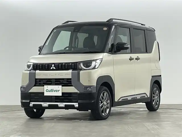 三菱 デリカミニ T プレミアム 福島県 2025(令7)年 0.1万km未満 ナチュラルアイボリーメタリック 登録済み未使用車/純正ポータブルナビゲーション/【Am/FM/USB/HDMI/Bluetooth/AppleCarPlay】/・全方位カメラ/・デジタルインナーミラー/衝突軽減ブレーキ/レーンキープアシスト/車線逸脱警報装置/アダプティブクルーズコントロール/前後コーナーセンサー/ルーフレール/4WD/ターボ/電子パーキングブレーキ/・ブレーキオートホールド/LEDヘッドライト/・LEDフロントフォグライト/・オートライト/両側パワースライドドア/ハーフレザーシート/・運転席＋助手席シートヒーター/ステアリングスイッチ/・ステアリングヒーター/純正15インチアルミホイール/電動格納ウィンカーミラー/アイドリングストップ/ABS/横滑り防止装置/盗難防止装置/ダウンヒルアシスト/プッシュスタート/・スマートキー/・スペアキー/取扱説明書