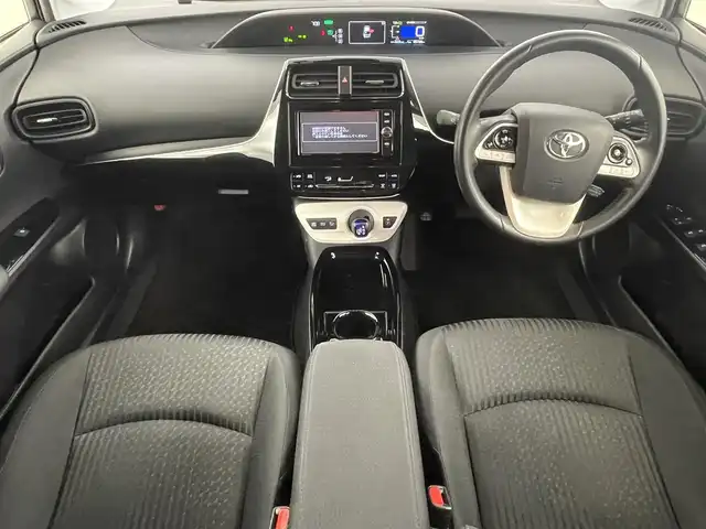 トヨタ プリウス Sセーフティプラス 福島県 2018(平30)年 4.7万km ホワイトパールクリスタルシャイン トヨタセーフティセンス/・プリクラッシュセーフティ/・レーンディパーチャーアラート/・コーナーセンサー/・オートマチックハイビーム/純正ナビ/・型番：NSZT-W66T/・フルセグTV/Bluetooth/CD/DVD/・バックカメラ/・ETC/・ドライブレコーダー/アイドリングストップ/クルーズコントロール/パーキングアシスト/革巻きステアリング/・ステアリングリモコン/プッシュスタート/・スマートキー/LEDヘッドライト/・オートライト/・フォグライト/純正フロアマット/ドアバイザー