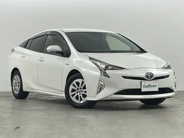 トヨタ プリウス Sセーフティプラス 福島県 2018(平30)年 4.7万km ホワイトパールクリスタルシャイン トヨタセーフティセンス/・プリクラッシュセーフティ/・レーンディパーチャーアラート/・コーナーセンサー/・オートマチックハイビーム/純正ナビ/・型番：NSZT-W66T/・フルセグTV/Bluetooth/CD/DVD/・バックカメラ/・ETC/・ドライブレコーダー/アイドリングストップ/クルーズコントロール/パーキングアシスト/革巻きステアリング/・ステアリングリモコン/プッシュスタート/・スマートキー/LEDヘッドライト/・オートライト/・フォグライト/純正フロアマット/ドアバイザー