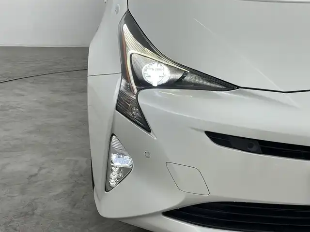 トヨタ プリウス Sセーフティプラス 福島県 2018(平30)年 4.7万km ホワイトパールクリスタルシャイン トヨタセーフティセンス/・プリクラッシュセーフティ/・レーンディパーチャーアラート/・コーナーセンサー/・オートマチックハイビーム/純正ナビ/・型番：NSZT-W66T/・フルセグTV/Bluetooth/CD/DVD/・バックカメラ/・ETC/・ドライブレコーダー/アイドリングストップ/クルーズコントロール/パーキングアシスト/革巻きステアリング/・ステアリングリモコン/プッシュスタート/・スマートキー/LEDヘッドライト/・オートライト/・フォグライト/純正フロアマット/ドアバイザー
