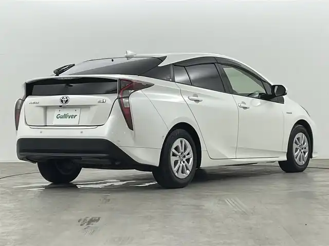 トヨタ プリウス Sセーフティプラス 福島県 2018(平30)年 4.7万km ホワイトパールクリスタルシャイン トヨタセーフティセンス/・プリクラッシュセーフティ/・レーンディパーチャーアラート/・コーナーセンサー/・オートマチックハイビーム/純正ナビ/・型番：NSZT-W66T/・フルセグTV/Bluetooth/CD/DVD/・バックカメラ/・ETC/・ドライブレコーダー/アイドリングストップ/クルーズコントロール/パーキングアシスト/革巻きステアリング/・ステアリングリモコン/プッシュスタート/・スマートキー/LEDヘッドライト/・オートライト/・フォグライト/純正フロアマット/ドアバイザー