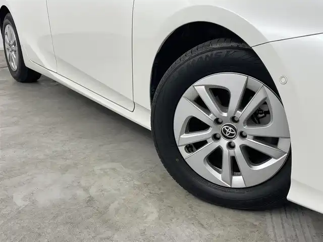 トヨタ プリウス Sセーフティプラス 福島県 2018(平30)年 4.7万km ホワイトパールクリスタルシャイン トヨタセーフティセンス/・プリクラッシュセーフティ/・レーンディパーチャーアラート/・コーナーセンサー/・オートマチックハイビーム/純正ナビ/・型番：NSZT-W66T/・フルセグTV/Bluetooth/CD/DVD/・バックカメラ/・ETC/・ドライブレコーダー/アイドリングストップ/クルーズコントロール/パーキングアシスト/革巻きステアリング/・ステアリングリモコン/プッシュスタート/・スマートキー/LEDヘッドライト/・オートライト/・フォグライト/純正フロアマット/ドアバイザー