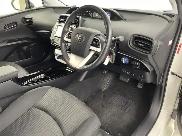 トヨタ プリウス Sセーフティプラス 福島県 2018(平30)年 4.7万km ホワイトパールクリスタルシャイン トヨタセーフティセンス/・プリクラッシュセーフティ/・レーンディパーチャーアラート/・コーナーセンサー/・オートマチックハイビーム/純正ナビ/・型番：NSZT-W66T/・フルセグTV/Bluetooth/CD/DVD/・バックカメラ/・ETC/・ドライブレコーダー/アイドリングストップ/クルーズコントロール/パーキングアシスト/革巻きステアリング/・ステアリングリモコン/プッシュスタート/・スマートキー/LEDヘッドライト/・オートライト/・フォグライト/純正フロアマット/ドアバイザー