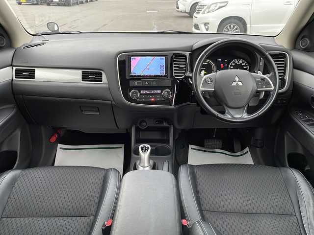 三菱 アウトランダー ＰＨＥＶ G セーフティパッケージ 道北・旭川 2013(平25)年 8.3万km シルキーホワイト ワンオーナー/e-Assist/　レーダークルーズコントロール・衝突軽減ブレーキ/　前後誤発進抑制機能・レーンチェンジアシスト/　LDW・制限速度表示機能/社外ＳＤナビ/　フルセグ・ＤＶＤ・ＣＤ・USB/サンルーフ/バックカメラ/ハーフレザーシート/前席シートヒーター/パドルシフト/ステアリングリモコン/キセノンヘッドライト/新車時保証書・取説/スペアキー
