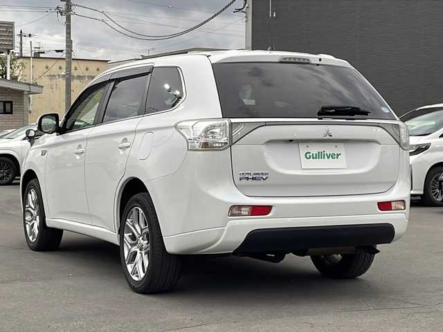 三菱 アウトランダー ＰＨＥＶ G セーフティパッケージ 道北・旭川 2013(平25)年 8.3万km シルキーホワイト ワンオーナー/e-Assist/　レーダークルーズコントロール・衝突軽減ブレーキ/　前後誤発進抑制機能・レーンチェンジアシスト/　LDW・制限速度表示機能/社外ＳＤナビ/　フルセグ・ＤＶＤ・ＣＤ・USB/サンルーフ/バックカメラ/ハーフレザーシート/前席シートヒーター/パドルシフト/ステアリングリモコン/キセノンヘッドライト/新車時保証書・取説/スペアキー