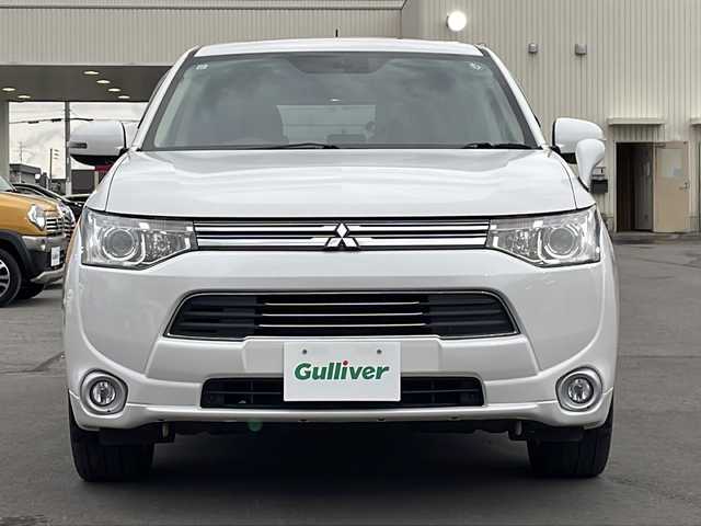 三菱 アウトランダー ＰＨＥＶ G セーフティパッケージ 道北・旭川 2013(平25)年 8.3万km シルキーホワイト ワンオーナー/e-Assist/　レーダークルーズコントロール・衝突軽減ブレーキ/　前後誤発進抑制機能・レーンチェンジアシスト/　LDW・制限速度表示機能/社外ＳＤナビ/　フルセグ・ＤＶＤ・ＣＤ・USB/サンルーフ/バックカメラ/ハーフレザーシート/前席シートヒーター/パドルシフト/ステアリングリモコン/キセノンヘッドライト/新車時保証書・取説/スペアキー