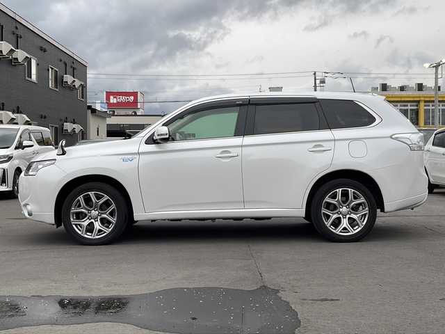 三菱 アウトランダー ＰＨＥＶ G セーフティパッケージ 道北・旭川 2013(平25)年 8.3万km シルキーホワイト ワンオーナー/e-Assist/　レーダークルーズコントロール・衝突軽減ブレーキ/　前後誤発進抑制機能・レーンチェンジアシスト/　LDW・制限速度表示機能/社外ＳＤナビ/　フルセグ・ＤＶＤ・ＣＤ・USB/サンルーフ/バックカメラ/ハーフレザーシート/前席シートヒーター/パドルシフト/ステアリングリモコン/キセノンヘッドライト/新車時保証書・取説/スペアキー
