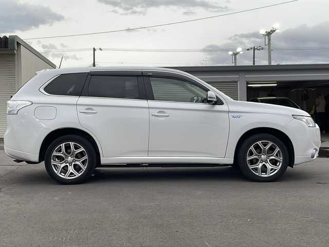 三菱 アウトランダー ＰＨＥＶ G セーフティパッケージ 道北・旭川 2013(平25)年 8.3万km シルキーホワイト ワンオーナー/e-Assist/　レーダークルーズコントロール・衝突軽減ブレーキ/　前後誤発進抑制機能・レーンチェンジアシスト/　LDW・制限速度表示機能/社外ＳＤナビ/　フルセグ・ＤＶＤ・ＣＤ・USB/サンルーフ/バックカメラ/ハーフレザーシート/前席シートヒーター/パドルシフト/ステアリングリモコン/キセノンヘッドライト/新車時保証書・取説/スペアキー