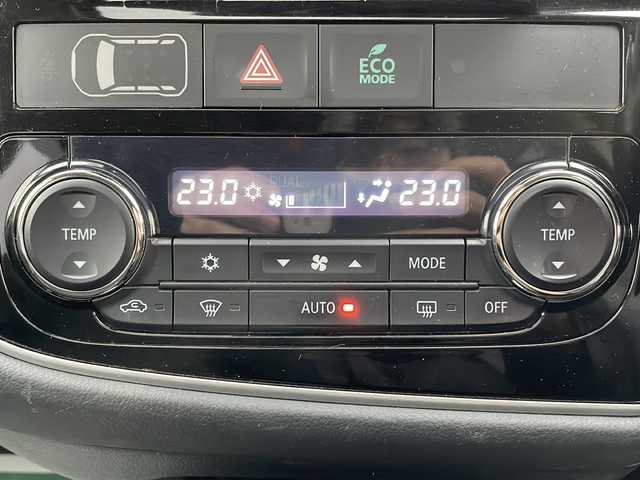 三菱 アウトランダー ＰＨＥＶ G セーフティパッケージ 道北・旭川 2013(平25)年 8.3万km シルキーホワイト ワンオーナー/e-Assist/　レーダークルーズコントロール・衝突軽減ブレーキ/　前後誤発進抑制機能・レーンチェンジアシスト/　LDW・制限速度表示機能/社外ＳＤナビ/　フルセグ・ＤＶＤ・ＣＤ・USB/サンルーフ/バックカメラ/ハーフレザーシート/前席シートヒーター/パドルシフト/ステアリングリモコン/キセノンヘッドライト/新車時保証書・取説/スペアキー