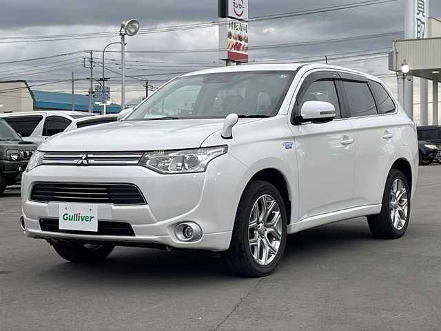 三菱 アウトランダー ＰＨＥＶ G セーフティパッケージ 道北・旭川 2013(平25)年 8.3万km シルキーホワイト ワンオーナー/e-Assist/　レーダークルーズコントロール・衝突軽減ブレーキ/　前後誤発進抑制機能・レーンチェンジアシスト/　LDW・制限速度表示機能/社外ＳＤナビ/　フルセグ・ＤＶＤ・ＣＤ・USB/サンルーフ/バックカメラ/ハーフレザーシート/前席シートヒーター/パドルシフト/ステアリングリモコン/キセノンヘッドライト/新車時保証書・取説/スペアキー