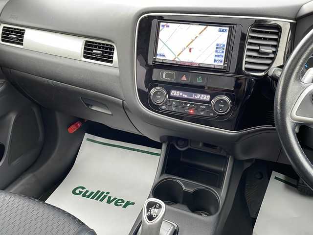 三菱 アウトランダー ＰＨＥＶ G セーフティパッケージ 道北・旭川 2013(平25)年 8.3万km シルキーホワイト ワンオーナー/e-Assist/　レーダークルーズコントロール・衝突軽減ブレーキ/　前後誤発進抑制機能・レーンチェンジアシスト/　LDW・制限速度表示機能/社外ＳＤナビ/　フルセグ・ＤＶＤ・ＣＤ・USB/サンルーフ/バックカメラ/ハーフレザーシート/前席シートヒーター/パドルシフト/ステアリングリモコン/キセノンヘッドライト/新車時保証書・取説/スペアキー