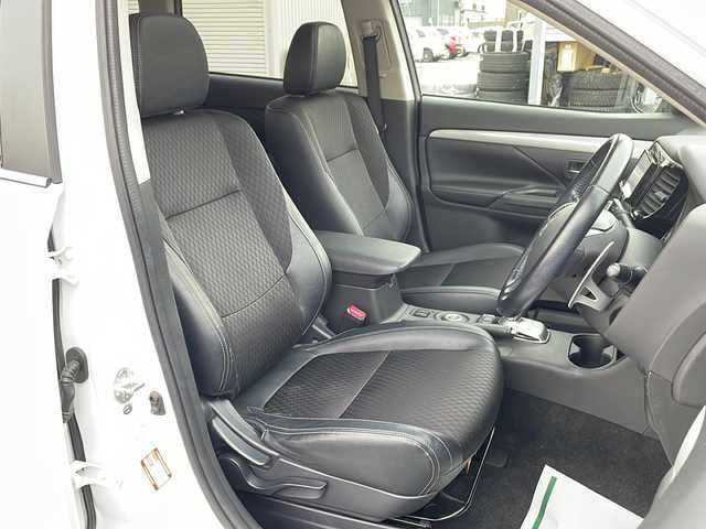 三菱 アウトランダー ＰＨＥＶ G セーフティパッケージ 道北・旭川 2013(平25)年 8.3万km シルキーホワイト ワンオーナー/e-Assist/　レーダークルーズコントロール・衝突軽減ブレーキ/　前後誤発進抑制機能・レーンチェンジアシスト/　LDW・制限速度表示機能/社外ＳＤナビ/　フルセグ・ＤＶＤ・ＣＤ・USB/サンルーフ/バックカメラ/ハーフレザーシート/前席シートヒーター/パドルシフト/ステアリングリモコン/キセノンヘッドライト/新車時保証書・取説/スペアキー