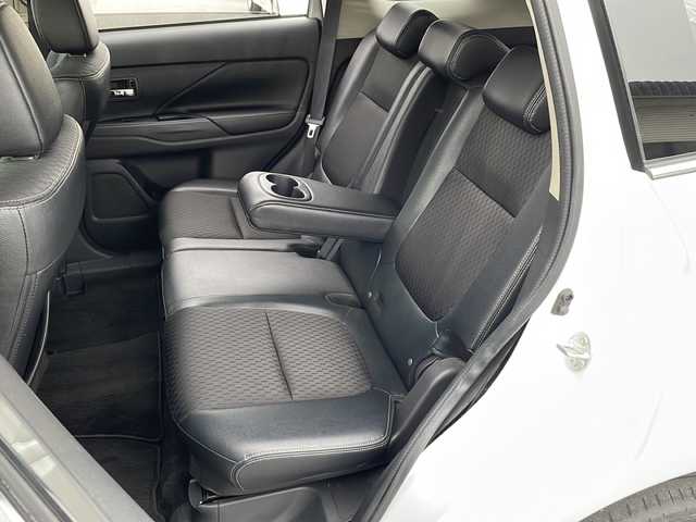 三菱 アウトランダー ＰＨＥＶ G セーフティパッケージ 道北・旭川 2013(平25)年 8.3万km シルキーホワイト ワンオーナー/e-Assist/　レーダークルーズコントロール・衝突軽減ブレーキ/　前後誤発進抑制機能・レーンチェンジアシスト/　LDW・制限速度表示機能/社外ＳＤナビ/　フルセグ・ＤＶＤ・ＣＤ・USB/サンルーフ/バックカメラ/ハーフレザーシート/前席シートヒーター/パドルシフト/ステアリングリモコン/キセノンヘッドライト/新車時保証書・取説/スペアキー