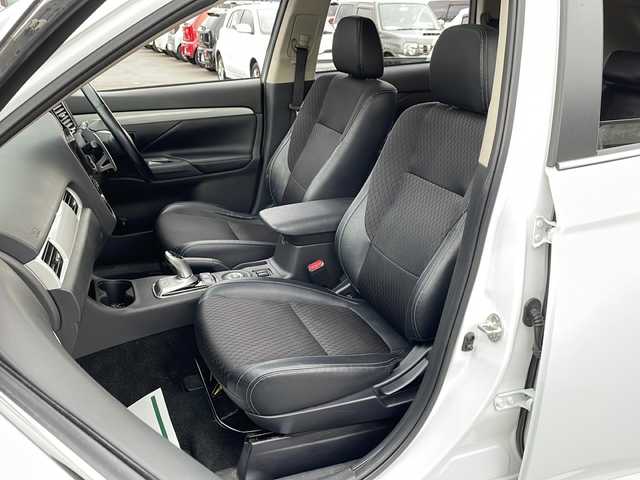 三菱 アウトランダー ＰＨＥＶ G セーフティパッケージ 道北・旭川 2013(平25)年 8.3万km シルキーホワイト ワンオーナー/e-Assist/　レーダークルーズコントロール・衝突軽減ブレーキ/　前後誤発進抑制機能・レーンチェンジアシスト/　LDW・制限速度表示機能/社外ＳＤナビ/　フルセグ・ＤＶＤ・ＣＤ・USB/サンルーフ/バックカメラ/ハーフレザーシート/前席シートヒーター/パドルシフト/ステアリングリモコン/キセノンヘッドライト/新車時保証書・取説/スペアキー