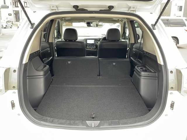 三菱 アウトランダー ＰＨＥＶ G セーフティパッケージ 道北・旭川 2013(平25)年 8.3万km シルキーホワイト ワンオーナー/e-Assist/　レーダークルーズコントロール・衝突軽減ブレーキ/　前後誤発進抑制機能・レーンチェンジアシスト/　LDW・制限速度表示機能/社外ＳＤナビ/　フルセグ・ＤＶＤ・ＣＤ・USB/サンルーフ/バックカメラ/ハーフレザーシート/前席シートヒーター/パドルシフト/ステアリングリモコン/キセノンヘッドライト/新車時保証書・取説/スペアキー