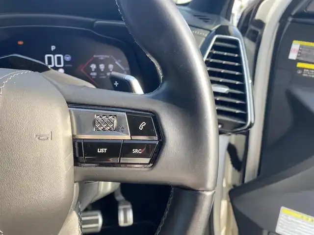 ＤＳオートモビル ＤＳ７ クロスバック グランシック ブルーHDi 福岡県 2020(令2)年 6万km パール ・サンルーフ/・アクティブクルーズコントロール/・純正メモリーナビ/USB/Bluetooth/iPod/AppleCarPlay/・全方位カメラ/・黒革シート/シートヒーター/・社外前後ドライブレコーダー/・フルセグ/・社外ETC/・純正20AW/・プッシュスタート/・パーキングアシスト/・アイドリングストップ/・スマートキー/・スペアキー/・パワーシート/・レーンキープアシスト/・オートライト/・LEDライト/・ワイヤレス充電/・保証書/・取扱説明書