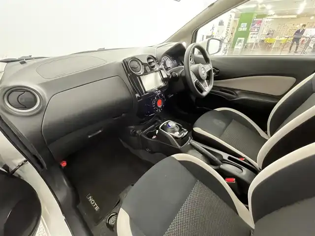 日産 ノート e－パワー X FOUR 道央・札幌 2019(令1)年 5.5万km ブリリアントホワイトパール ・４WD/・純正ナビ/　CD/DVD/BT/SD/フルセグ/・バックカメラ/・ETC/・エマージェンシーブレーキ/・レーンキープアシスト/・クリアランスソナー/・ライトレベライザー/・プッシュスタート/・スマートキー/・純正フロアマット/・ドアバイザー/・社外AW付スタッドレス(185/65/R15)