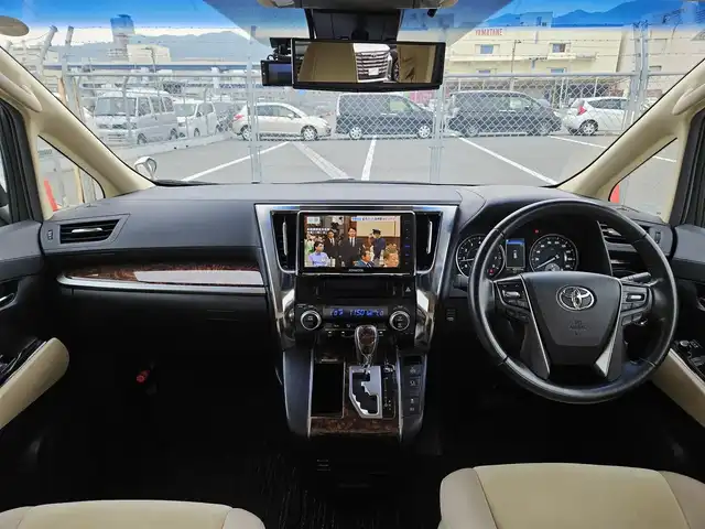 トヨタ アルファード X 香川県 2019(平31)年 4.6万km ホワイトパールクリスタルシャイン 〇社外９インチナビ/〇フルセグTV/〇Bluetooth/〇バックカメラ/〇ビルトインETC/〇ドライブレコーダー/〇パワースライドドア（両側）/○セーフティセンス/・プリクラッシュセーフティ/・ロードサインアシスト/・レーダークルーズコントロール/・レーントレーシングアシスト/・オートマチックハイビーム/○クリアランスソナー/バックソナー/〇LEDヘッドランプ/〇オートライト/〇フォグランプ/〇純正16インチアルミ/〇革巻きステアリングホイール/〇前後左右独立温度調整オートエアコン/〇スマートエントリー/〇禁煙車