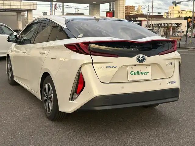 トヨタ プリウス ＰＨＶ A プレミアム 広島県 2018(平30)年 5.6万km ホワイトパールクリスタルシャイン ワンオーナー/衝突軽減ブレーキ/純正ナビ/地デジTV/・Bluetooth/純正USB・AUX端子/バックカメラ/シンプルインテリジェントパーキングアシスト【S-IPA】/レーンディパーチャーアラート/ヘッドアップディスプレイ【HUD】/ブラインドスポットモニター【BSM】/ステアリングヒーター/黒レザーシート/前席シートヒーター/運転席パワーシート/純正15インチアルミ/前後コーナーセンサー/LEDヘッドライト/ドライブレコーダー/オートマチックハイビーム/スマートキー/ETC2.0/充電ケーブル有り/保証書/取扱説明書/ナビ取扱説明書/純正フロアマット/スペアキー（スマートキー）