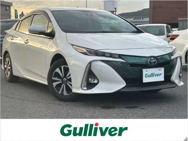 トヨタ プリウス ＰＨＶ A プレミアム 広島県 2018(平30)年 5.6万km ホワイトパールクリスタルシャイン ワンオーナー/衝突軽減ブレーキ/純正ナビ/地デジTV/・Bluetooth/純正USB・AUX端子/バックカメラ/シンプルインテリジェントパーキングアシスト【S-IPA】/レーンディパーチャーアラート/ヘッドアップディスプレイ【HUD】/ブラインドスポットモニター【BSM】/ステアリングヒーター/黒レザーシート/前席シートヒーター/運転席パワーシート/純正15インチアルミ/前後コーナーセンサー/LEDヘッドライト/ドライブレコーダー/オートマチックハイビーム/スマートキー/ETC2.0/充電ケーブル有り/保証書/取扱説明書/ナビ取扱説明書/純正フロアマット/スペアキー（スマートキー）