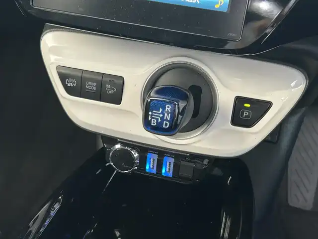 トヨタ プリウス ＰＨＶ A プレミアム 広島県 2018(平30)年 5.6万km ホワイトパールクリスタルシャイン ワンオーナー/衝突軽減ブレーキ/純正ナビ/地デジTV/・Bluetooth/純正USB・AUX端子/バックカメラ/シンプルインテリジェントパーキングアシスト【S-IPA】/レーンディパーチャーアラート/ヘッドアップディスプレイ【HUD】/ブラインドスポットモニター【BSM】/ステアリングヒーター/黒レザーシート/前席シートヒーター/運転席パワーシート/純正15インチアルミ/前後コーナーセンサー/LEDヘッドライト/ドライブレコーダー/オートマチックハイビーム/スマートキー/ETC2.0/充電ケーブル有り/保証書/取扱説明書/ナビ取扱説明書/純正フロアマット/スペアキー（スマートキー）