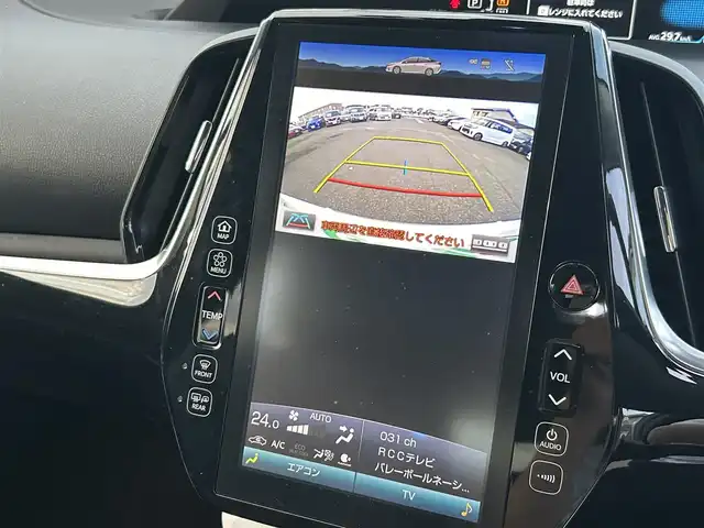 トヨタ プリウス ＰＨＶ A プレミアム 広島県 2018(平30)年 5.6万km ホワイトパールクリスタルシャイン ワンオーナー/衝突軽減ブレーキ/純正ナビ/地デジTV/・Bluetooth/純正USB・AUX端子/バックカメラ/シンプルインテリジェントパーキングアシスト【S-IPA】/レーンディパーチャーアラート/ヘッドアップディスプレイ【HUD】/ブラインドスポットモニター【BSM】/ステアリングヒーター/黒レザーシート/前席シートヒーター/運転席パワーシート/純正15インチアルミ/前後コーナーセンサー/LEDヘッドライト/ドライブレコーダー/オートマチックハイビーム/スマートキー/ETC2.0/充電ケーブル有り/保証書/取扱説明書/ナビ取扱説明書/純正フロアマット/スペアキー（スマートキー）