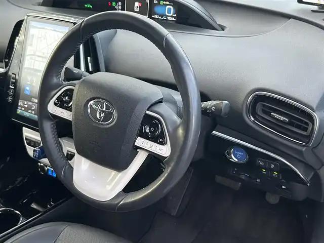 トヨタ プリウス ＰＨＶ A プレミアム 広島県 2018(平30)年 5.6万km ホワイトパールクリスタルシャイン ワンオーナー/衝突軽減ブレーキ/純正ナビ/地デジTV/・Bluetooth/純正USB・AUX端子/バックカメラ/シンプルインテリジェントパーキングアシスト【S-IPA】/レーンディパーチャーアラート/ヘッドアップディスプレイ【HUD】/ブラインドスポットモニター【BSM】/ステアリングヒーター/黒レザーシート/前席シートヒーター/運転席パワーシート/純正15インチアルミ/前後コーナーセンサー/LEDヘッドライト/ドライブレコーダー/オートマチックハイビーム/スマートキー/ETC2.0/充電ケーブル有り/保証書/取扱説明書/ナビ取扱説明書/純正フロアマット/スペアキー（スマートキー）