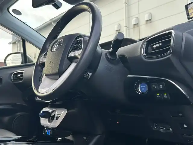 トヨタ プリウス ＰＨＶ A プレミアム 広島県 2018(平30)年 5.6万km ホワイトパールクリスタルシャイン ワンオーナー/衝突軽減ブレーキ/純正ナビ/地デジTV/・Bluetooth/純正USB・AUX端子/バックカメラ/シンプルインテリジェントパーキングアシスト【S-IPA】/レーンディパーチャーアラート/ヘッドアップディスプレイ【HUD】/ブラインドスポットモニター【BSM】/ステアリングヒーター/黒レザーシート/前席シートヒーター/運転席パワーシート/純正15インチアルミ/前後コーナーセンサー/LEDヘッドライト/ドライブレコーダー/オートマチックハイビーム/スマートキー/ETC2.0/充電ケーブル有り/保証書/取扱説明書/ナビ取扱説明書/純正フロアマット/スペアキー（スマートキー）