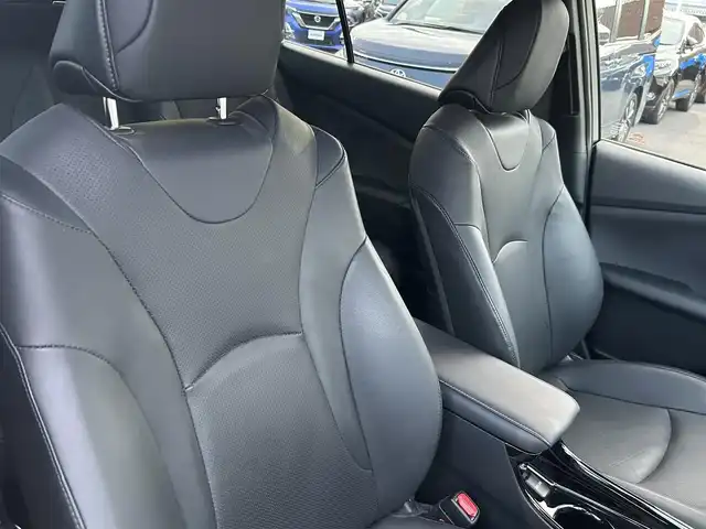 トヨタ プリウス ＰＨＶ A プレミアム 広島県 2018(平30)年 5.6万km ホワイトパールクリスタルシャイン ワンオーナー/衝突軽減ブレーキ/純正ナビ/地デジTV/・Bluetooth/純正USB・AUX端子/バックカメラ/シンプルインテリジェントパーキングアシスト【S-IPA】/レーンディパーチャーアラート/ヘッドアップディスプレイ【HUD】/ブラインドスポットモニター【BSM】/ステアリングヒーター/黒レザーシート/前席シートヒーター/運転席パワーシート/純正15インチアルミ/前後コーナーセンサー/LEDヘッドライト/ドライブレコーダー/オートマチックハイビーム/スマートキー/ETC2.0/充電ケーブル有り/保証書/取扱説明書/ナビ取扱説明書/純正フロアマット/スペアキー（スマートキー）