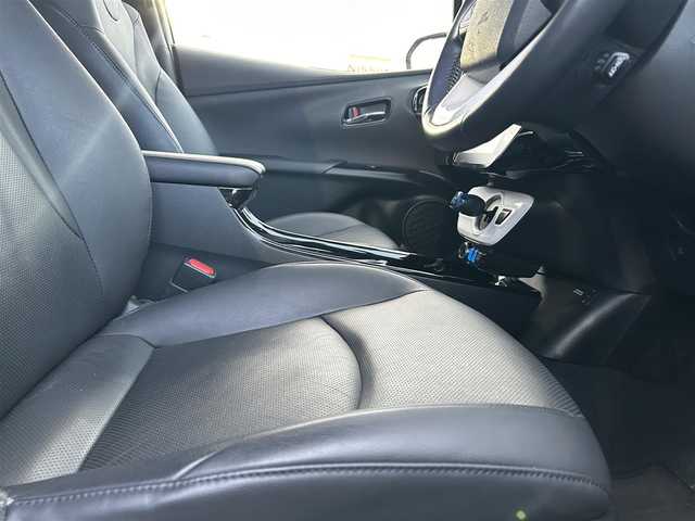 トヨタ プリウス ＰＨＶ A プレミアム 広島県 2018(平30)年 5.6万km ホワイトパールクリスタルシャイン ワンオーナー/衝突軽減ブレーキ/純正ナビ/地デジTV/・Bluetooth/純正USB・AUX端子/バックカメラ/シンプルインテリジェントパーキングアシスト【S-IPA】/レーンディパーチャーアラート/ヘッドアップディスプレイ【HUD】/ブラインドスポットモニター【BSM】/ステアリングヒーター/黒レザーシート/前席シートヒーター/運転席パワーシート/純正15インチアルミ/前後コーナーセンサー/LEDヘッドライト/ドライブレコーダー/オートマチックハイビーム/スマートキー/ETC2.0/充電ケーブル有り/保証書/取扱説明書/ナビ取扱説明書/純正フロアマット/スペアキー（スマートキー）
