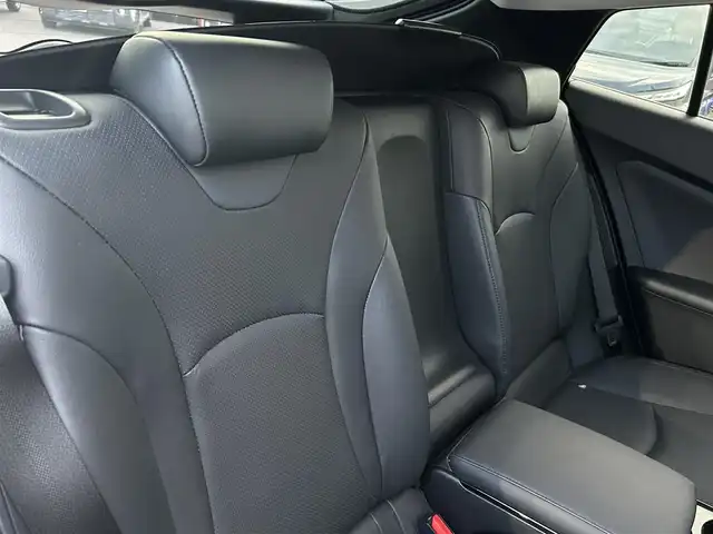 トヨタ プリウス ＰＨＶ A プレミアム 広島県 2018(平30)年 5.6万km ホワイトパールクリスタルシャイン ワンオーナー/衝突軽減ブレーキ/純正ナビ/地デジTV/・Bluetooth/純正USB・AUX端子/バックカメラ/シンプルインテリジェントパーキングアシスト【S-IPA】/レーンディパーチャーアラート/ヘッドアップディスプレイ【HUD】/ブラインドスポットモニター【BSM】/ステアリングヒーター/黒レザーシート/前席シートヒーター/運転席パワーシート/純正15インチアルミ/前後コーナーセンサー/LEDヘッドライト/ドライブレコーダー/オートマチックハイビーム/スマートキー/ETC2.0/充電ケーブル有り/保証書/取扱説明書/ナビ取扱説明書/純正フロアマット/スペアキー（スマートキー）
