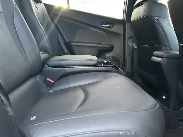 トヨタ プリウス ＰＨＶ A プレミアム 広島県 2018(平30)年 5.6万km ホワイトパールクリスタルシャイン ワンオーナー/衝突軽減ブレーキ/純正ナビ/地デジTV/・Bluetooth/純正USB・AUX端子/バックカメラ/シンプルインテリジェントパーキングアシスト【S-IPA】/レーンディパーチャーアラート/ヘッドアップディスプレイ【HUD】/ブラインドスポットモニター【BSM】/ステアリングヒーター/黒レザーシート/前席シートヒーター/運転席パワーシート/純正15インチアルミ/前後コーナーセンサー/LEDヘッドライト/ドライブレコーダー/オートマチックハイビーム/スマートキー/ETC2.0/充電ケーブル有り/保証書/取扱説明書/ナビ取扱説明書/純正フロアマット/スペアキー（スマートキー）