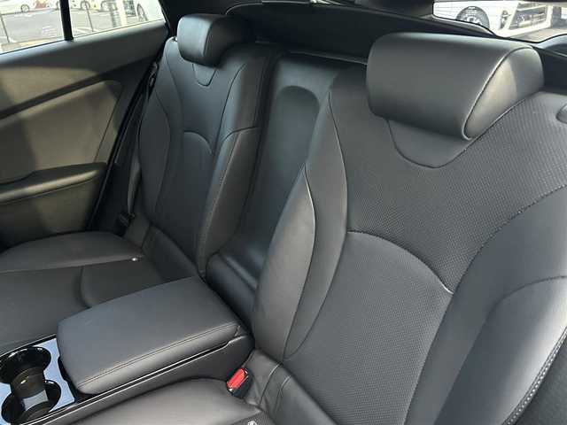 トヨタ プリウス ＰＨＶ A プレミアム 広島県 2018(平30)年 5.6万km ホワイトパールクリスタルシャイン ワンオーナー/衝突軽減ブレーキ/純正ナビ/地デジTV/・Bluetooth/純正USB・AUX端子/バックカメラ/シンプルインテリジェントパーキングアシスト【S-IPA】/レーンディパーチャーアラート/ヘッドアップディスプレイ【HUD】/ブラインドスポットモニター【BSM】/ステアリングヒーター/黒レザーシート/前席シートヒーター/運転席パワーシート/純正15インチアルミ/前後コーナーセンサー/LEDヘッドライト/ドライブレコーダー/オートマチックハイビーム/スマートキー/ETC2.0/充電ケーブル有り/保証書/取扱説明書/ナビ取扱説明書/純正フロアマット/スペアキー（スマートキー）