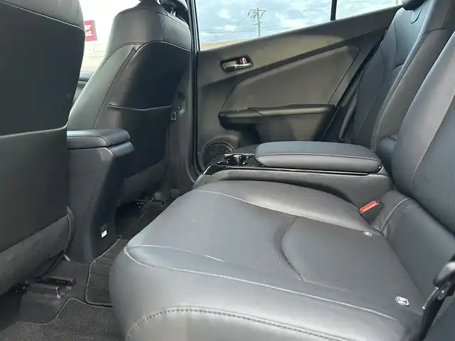 トヨタ プリウス ＰＨＶ A プレミアム 広島県 2018(平30)年 5.6万km ホワイトパールクリスタルシャイン ワンオーナー/衝突軽減ブレーキ/純正ナビ/地デジTV/・Bluetooth/純正USB・AUX端子/バックカメラ/シンプルインテリジェントパーキングアシスト【S-IPA】/レーンディパーチャーアラート/ヘッドアップディスプレイ【HUD】/ブラインドスポットモニター【BSM】/ステアリングヒーター/黒レザーシート/前席シートヒーター/運転席パワーシート/純正15インチアルミ/前後コーナーセンサー/LEDヘッドライト/ドライブレコーダー/オートマチックハイビーム/スマートキー/ETC2.0/充電ケーブル有り/保証書/取扱説明書/ナビ取扱説明書/純正フロアマット/スペアキー（スマートキー）