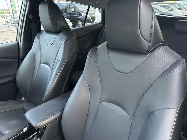 トヨタ プリウス ＰＨＶ A プレミアム 広島県 2018(平30)年 5.6万km ホワイトパールクリスタルシャイン ワンオーナー/衝突軽減ブレーキ/純正ナビ/地デジTV/・Bluetooth/純正USB・AUX端子/バックカメラ/シンプルインテリジェントパーキングアシスト【S-IPA】/レーンディパーチャーアラート/ヘッドアップディスプレイ【HUD】/ブラインドスポットモニター【BSM】/ステアリングヒーター/黒レザーシート/前席シートヒーター/運転席パワーシート/純正15インチアルミ/前後コーナーセンサー/LEDヘッドライト/ドライブレコーダー/オートマチックハイビーム/スマートキー/ETC2.0/充電ケーブル有り/保証書/取扱説明書/ナビ取扱説明書/純正フロアマット/スペアキー（スマートキー）