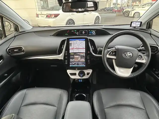 トヨタ プリウス ＰＨＶ A プレミアム 広島県 2018(平30)年 5.6万km ホワイトパールクリスタルシャイン ワンオーナー/衝突軽減ブレーキ/純正ナビ/地デジTV/・Bluetooth/純正USB・AUX端子/バックカメラ/シンプルインテリジェントパーキングアシスト【S-IPA】/レーンディパーチャーアラート/ヘッドアップディスプレイ【HUD】/ブラインドスポットモニター【BSM】/ステアリングヒーター/黒レザーシート/前席シートヒーター/運転席パワーシート/純正15インチアルミ/前後コーナーセンサー/LEDヘッドライト/ドライブレコーダー/オートマチックハイビーム/スマートキー/ETC2.0/充電ケーブル有り/保証書/取扱説明書/ナビ取扱説明書/純正フロアマット/スペアキー（スマートキー）